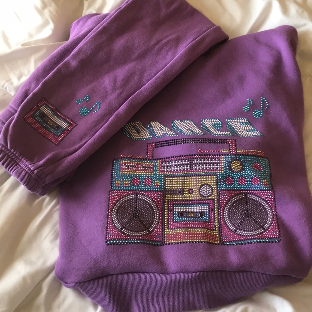 Adorable sweatpants and sweatshirt.